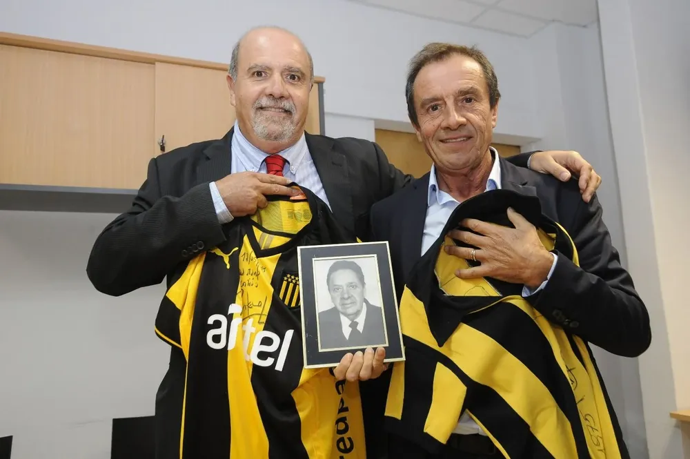 Daniel Rienzi y Edgardo Rienzi con la fotografía de su padre, Walter Rienzi