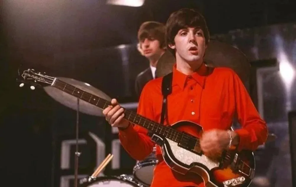 Paul McCartney con el bajo adquirido en Hamburgo en 1961