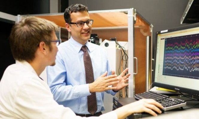 Un hombre con parálisis logra controlar un brazo robótico con la mente gracias a la inteligencia artificial