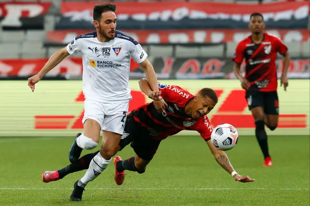David Terans jugando ante Matías Zunino en los cuartos de final de la Sudamericana