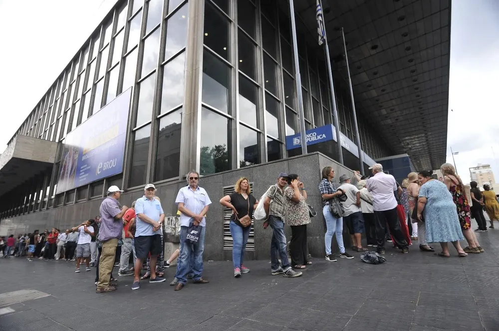 El BROU quiere evitar las colas en las sucursales.