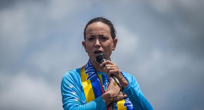 María Corina Machado mientras habla a sus simpatizantes durante una caravana en Maturín, Venezuela.