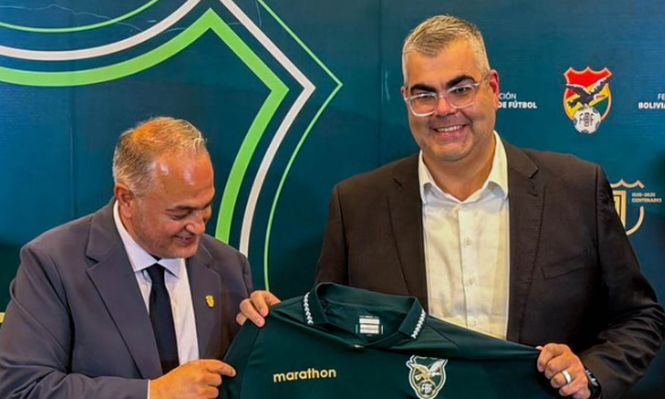 Fred Nantes posa con la camiseta de la selección de Bolivia