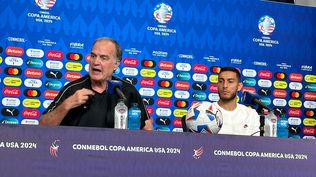 Marcelo Bielsa y Sebastián Cáceres en la conferencia de prensa de la selección de Uruguay en la Copa América 2024