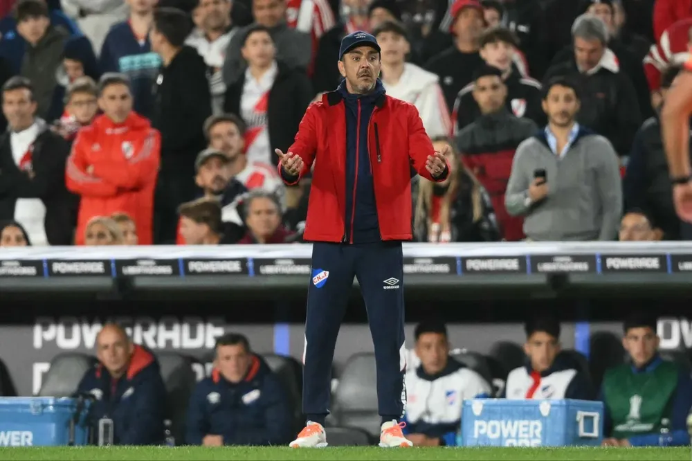 Recoba dando indicaciones