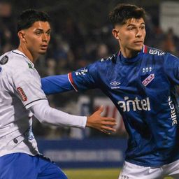 Paolo Calione de Nacional ante Paysandú FC