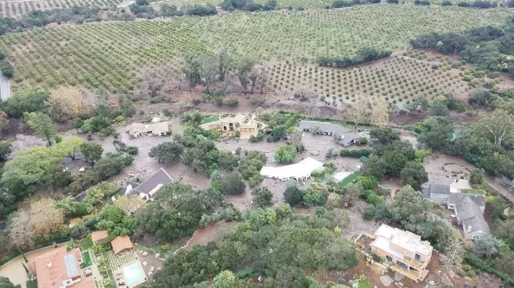 Se intensifica la búsqueda de dos decenas de desaparecidos en California luego del alud que ya dejó 15 muertos.