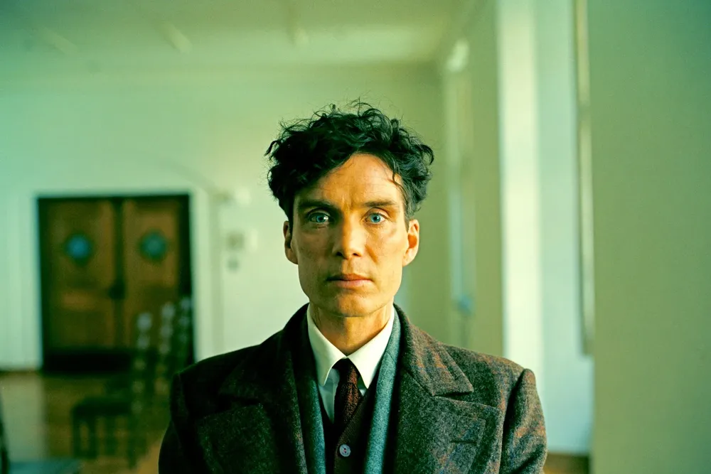 Fotograma cedido por Universal Pictures donde aparece el actor irlandés Cillian Murphy en su papel de J. Robert Oppenheimer, durante una escena de la película Oppenheimer.