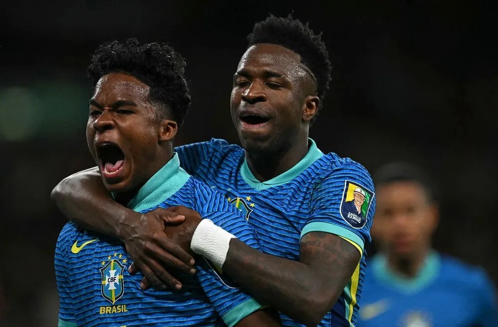 Endrick festeja con Vinicius