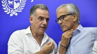 El ministro de Trabajo, Juan Castillo, junto al presidente Yamandú Orsi