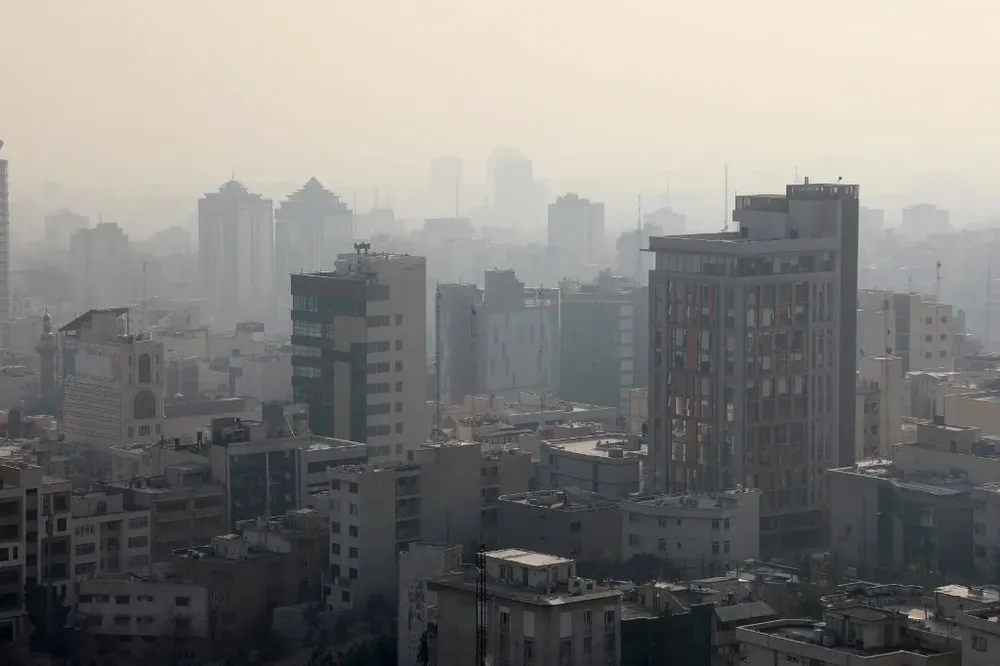 El dióxido de carbono proviene principalmente de la quema de materiales fósiles y la producción de cemento.