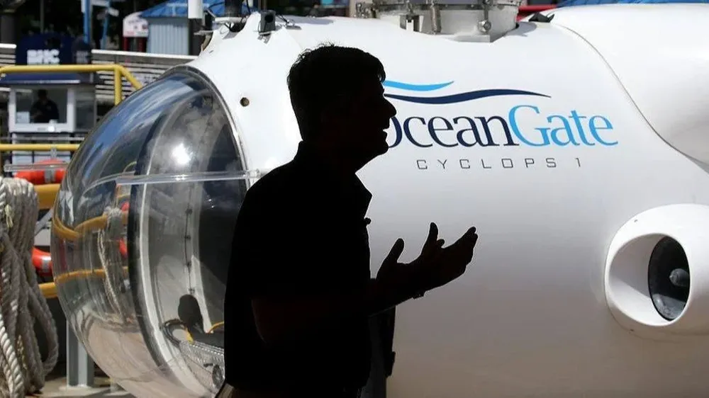 El presidente de OceanGate, Stockton Rush, frente a uno de los submarinos de la empresa