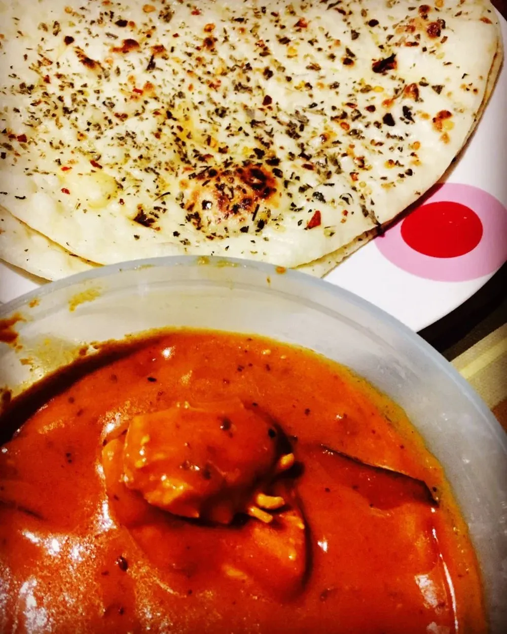 Pollo con manteca y naan, uno de los platos típicos que se preparan en The Taste of India