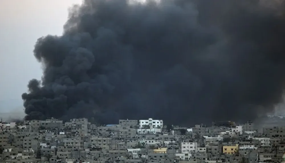 Columnas de humo bloquean el horizonte en Gaza