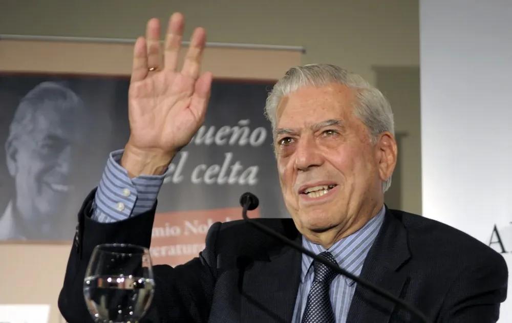 El escritor peruano brindó una conferencia en la Universidad Católica