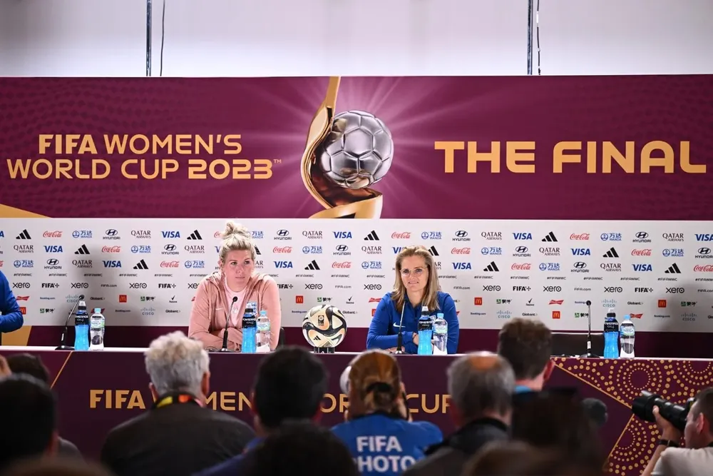 Millie Bright y la entrenadora Sarina Wiegman, de la selección inglesa