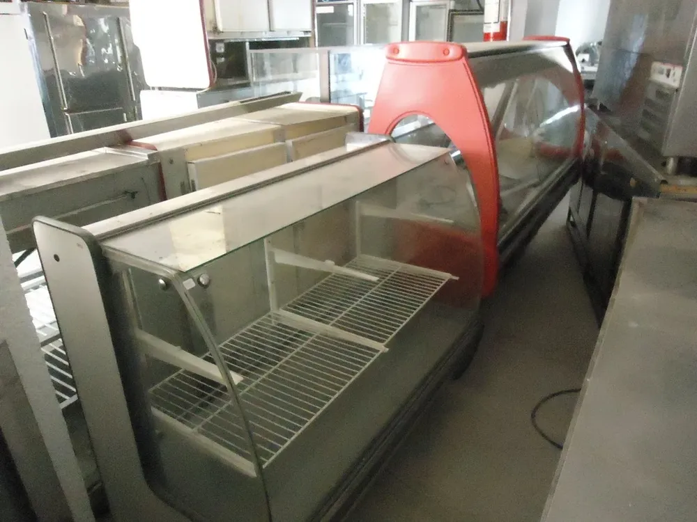 Algunas de las heladeras y equipos que serán rematados por Suhr