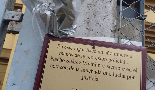 Plaqueta que colocó la Barra Ámsterdam a un año de la muerte del hincha de Peñarol Nacho Suárez