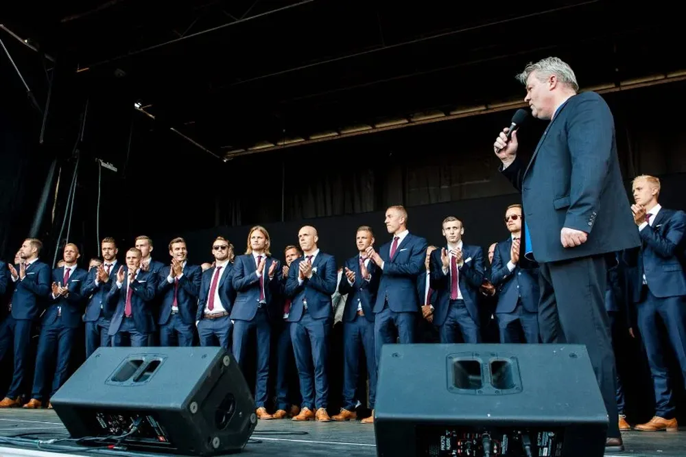 El recibimiento a los jugadores de Islandia