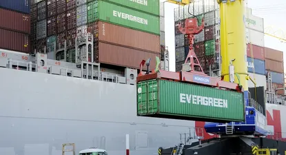 El OOCL Qingdao, un superbarco en el puerto de Montevideo