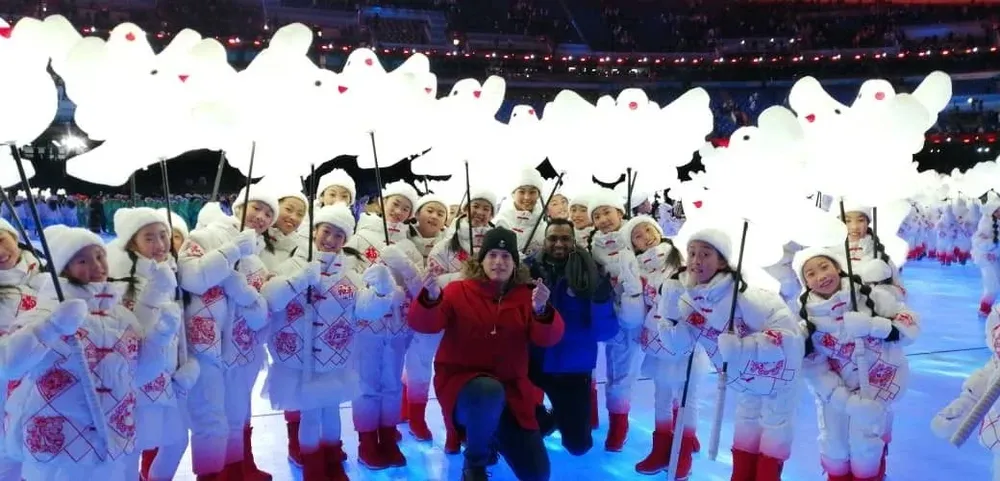 Los voluntarios en la ceremonia eran de cuatro universidades chinas