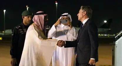 Blinken a su llegada a Riad, donde las autoridades sauditas le informaron la suspensión de las negociaciones con Tel Aviv.