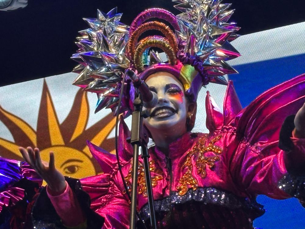 Abril Pereira con La Gran Muñeca en el Desfile Inaugural de Carnaval