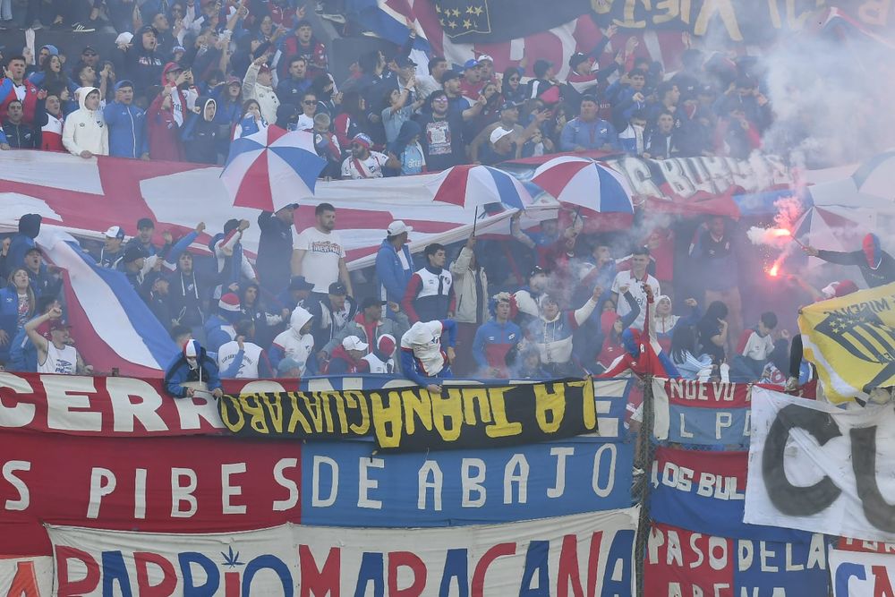 Bandera robada de Peñarol por hinchas de Nacional Bandera robada de Peñarol por hinchas de Nacional