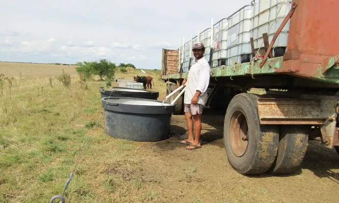 Camilo, responsable de ir llevando el agua a los potreros.