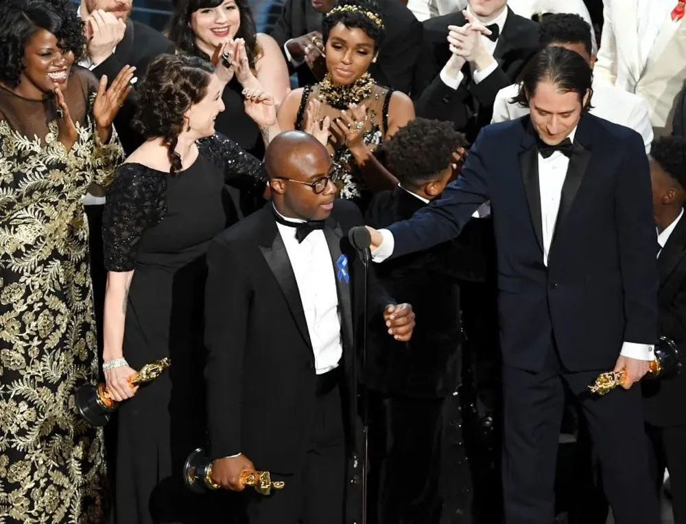 Barry Jenkins, director de Luz de luna, agradece el premio a Mejor película tras una confusión