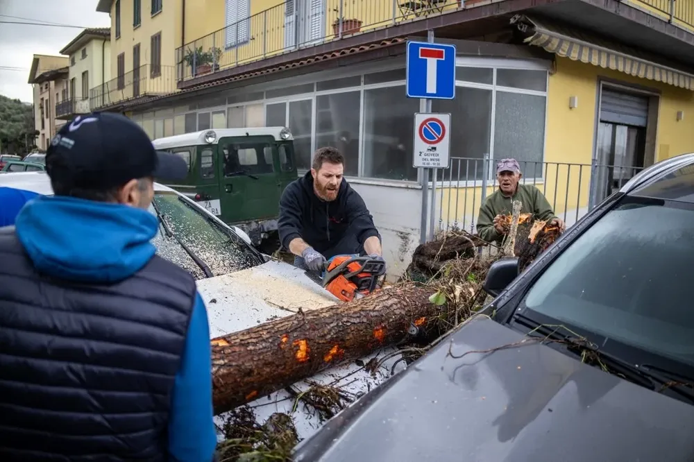 Los bomberos y los propios vecinos debieron actuar para socorrer a la población en varias ciudades.