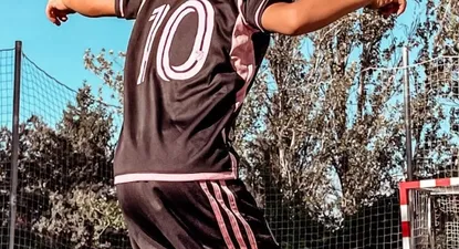 El hijo menor de José María Giménez, Luciano, entrenando con la camiseta de Inter Miami y el apellido de Messi