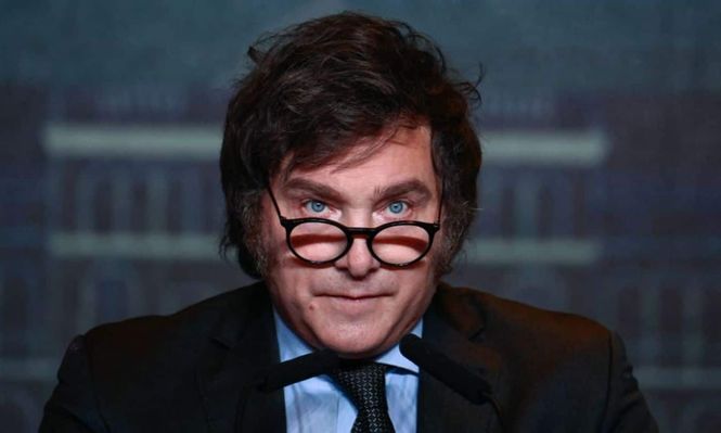 En la medida en que el gasto en pensiones ahonda el rojo del déficit, los países se ven obligados a reformar sus sistemas jubilatorios. Y extender la edad de retiro, como ahora se plantea la administración de Javier Milei, es la salida más clara. Incrementar los años de aportes (ingresos) para ayudar a financiar los haberes de una cantidad creciente de jubilados.