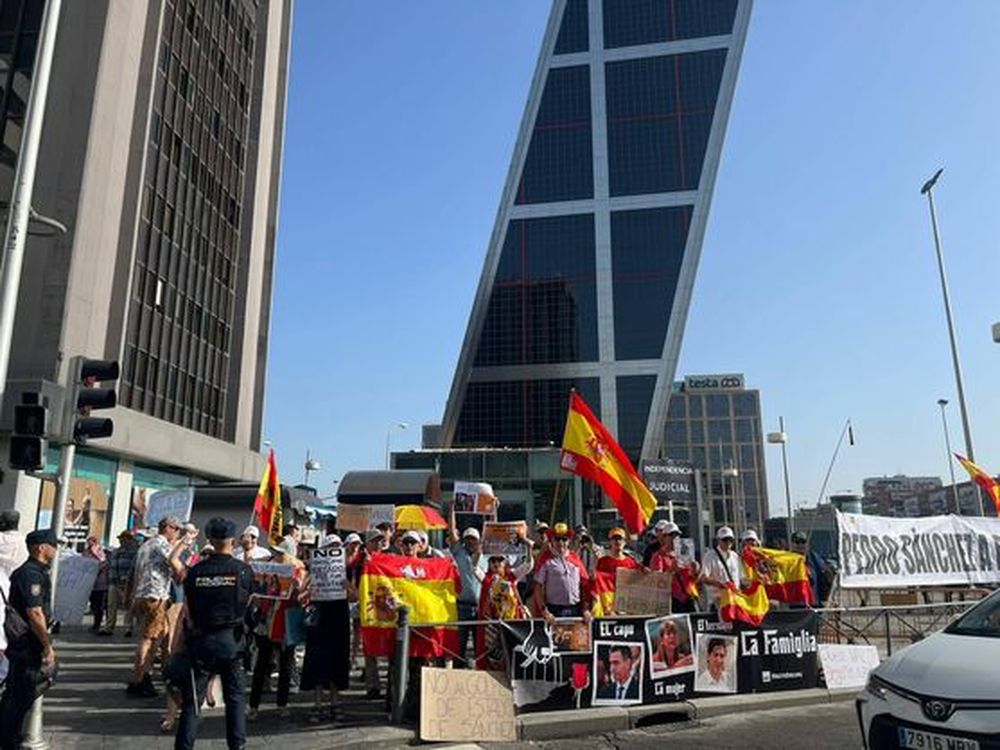 Manifestantes frente a los juzgados de Plaza de Castilla