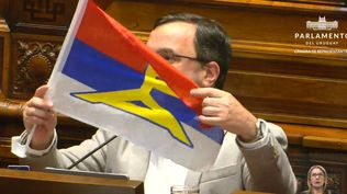 El momento en el que Schipani saca la bandera del Frente Amplio en la sesión