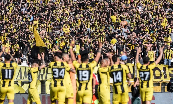 La hinchada de Peñarol mostró una bandera pensando en el clásico