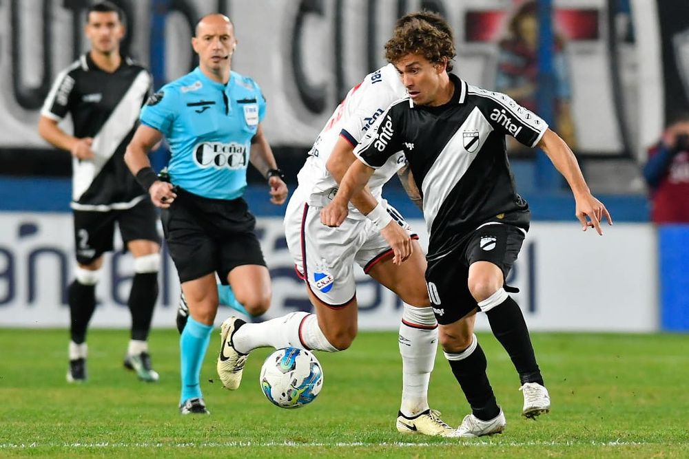 Sebastián Fernández de Danubio ante Nacional en el Gran Parque Central