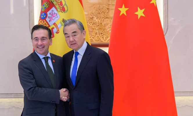 José Manuel Albares y Wang Yi