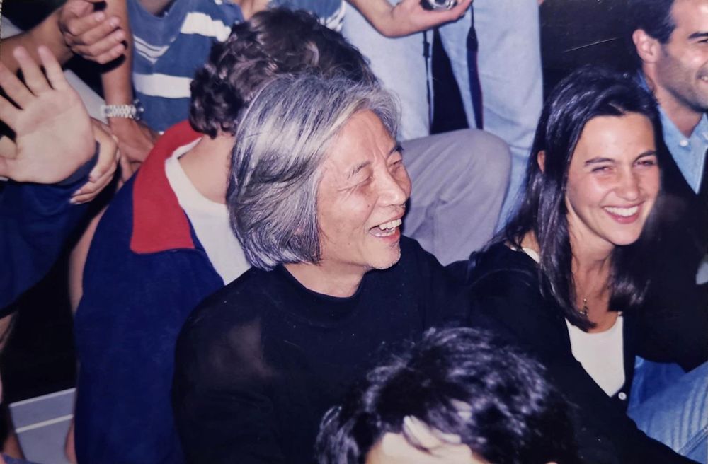 El arquitecto japonés Hiroshi Hara (1936-2025) con estudiantes uruguayos