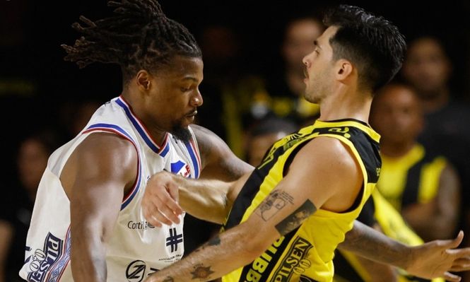 Miguel Simón de Nacional ante Peñarol en el clásico de la Liga Uruguaya de Básquetbol