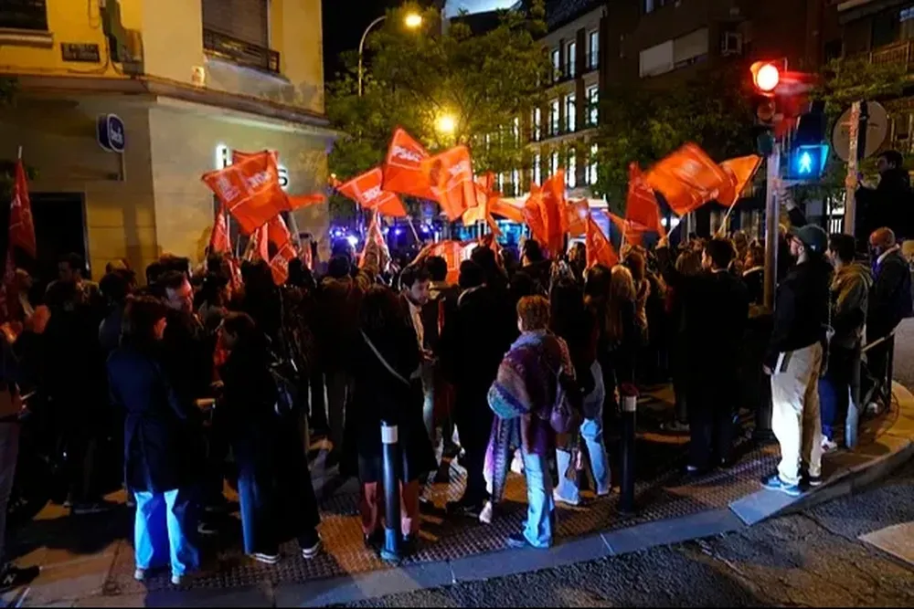 Grupo de simpatizantes socialistas en la sede del PSOE de la calle Ferraz en Madrid