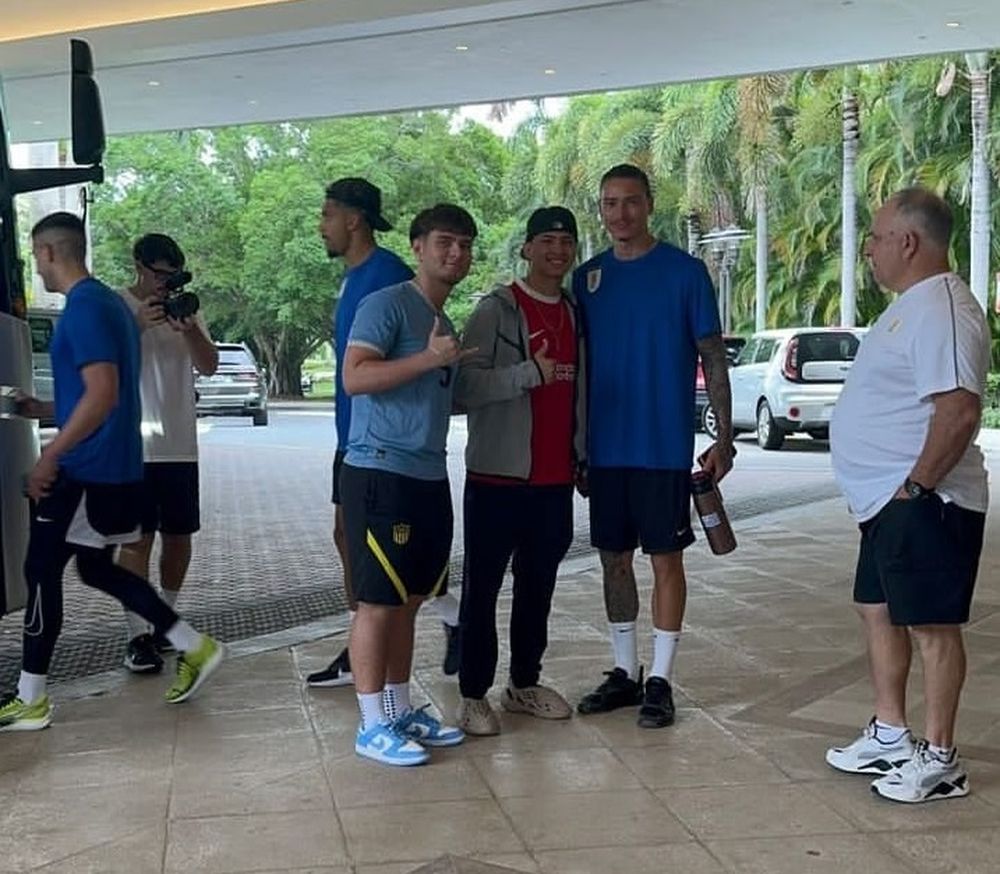 Nicoli y la foto con Darwin Núñez