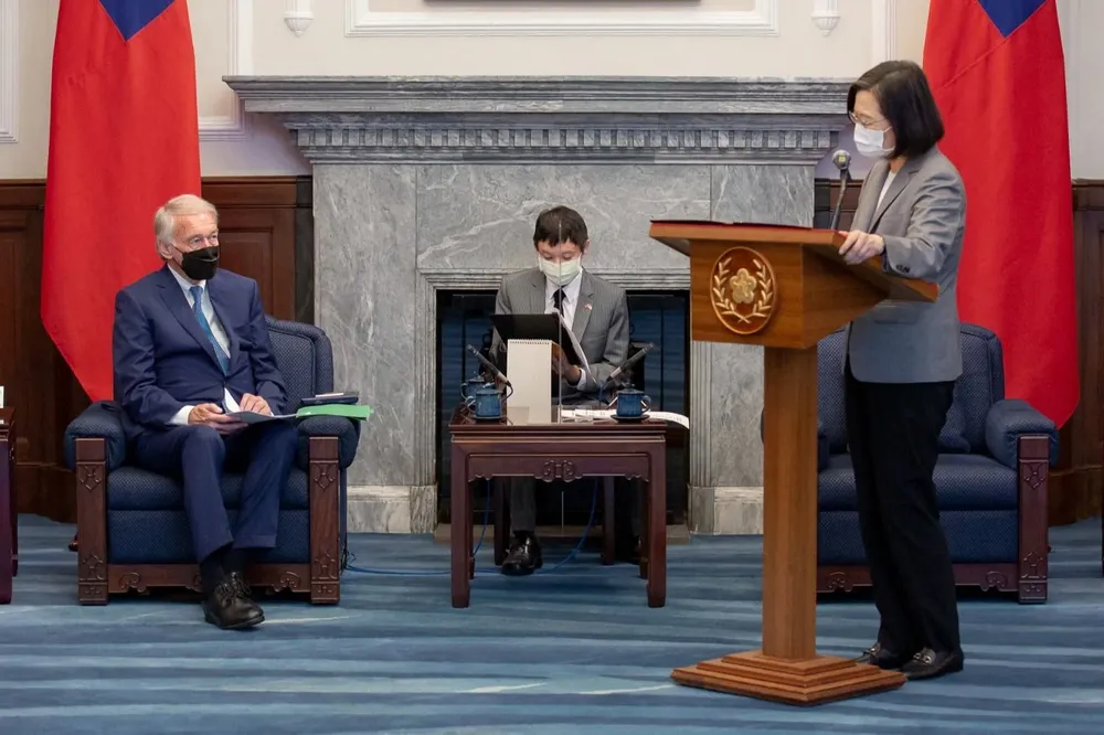La presidenta de Taiwán, Tsai Ing-wen (derecha), dialoga con el senador estadounidense Ed Markey (izquierda)
