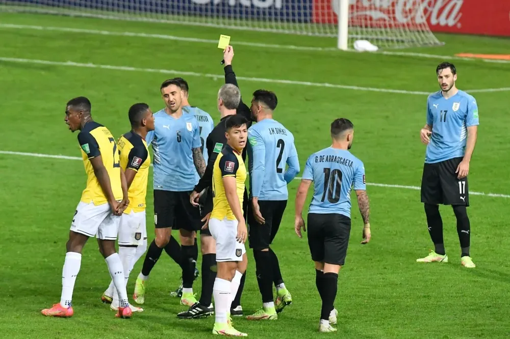 Daronco le muestra la tarjeta amarilla a Bentancur