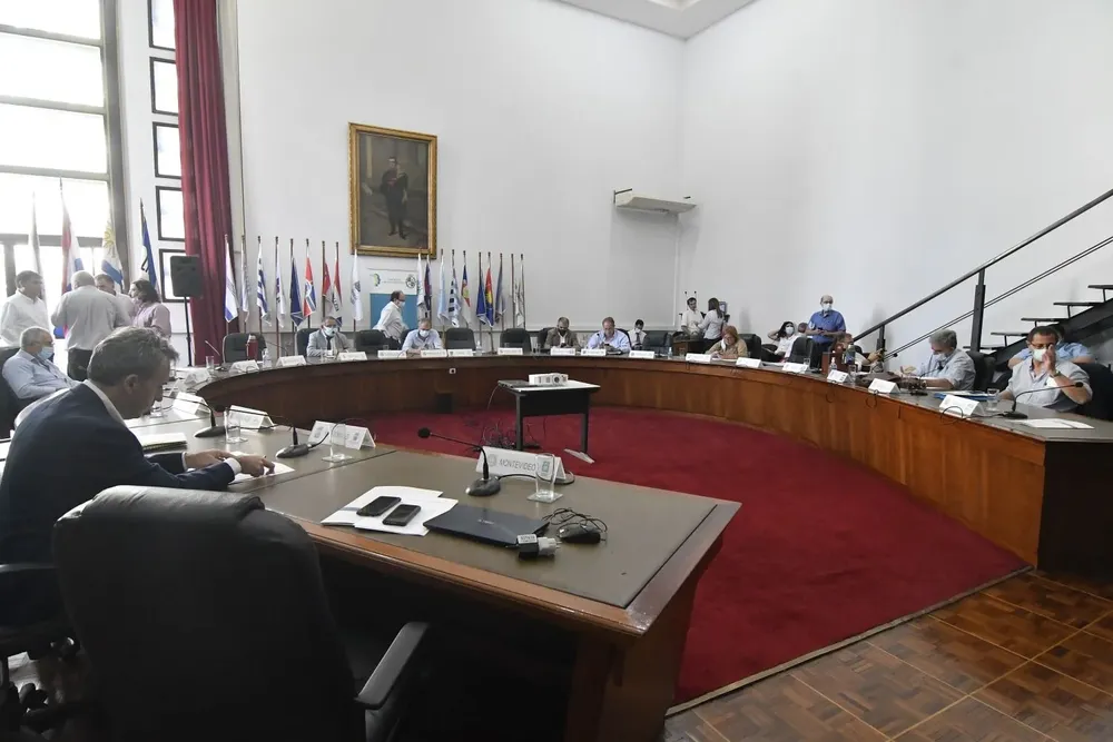 El cruce entre Orsi y Lafluf, y la reunión a puertas cerradas que selló el humo blanco por jornales solidarios