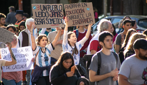 La pelea universitaria perdió apoyo en redes, pero ganó en la política