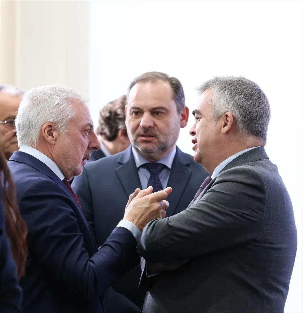 El exministro de Transportes José Luis Ábalos (c) y el secretario de Organización del PSOE, Santos Cerdán