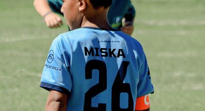 Leo Gargano con la camiseta de Rincón de baby fútbol, con el nombre de su mamá Miska en la espalda, debido al Día de la Madre