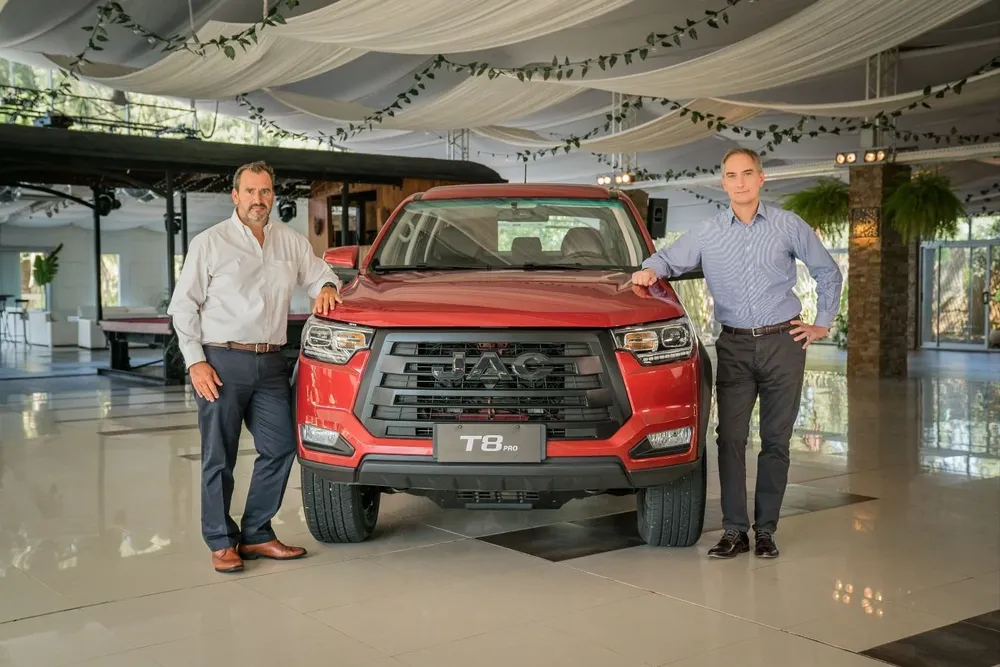 Martín Mesa (Gerente de Marketing y Comunicación JAC Motors Uruguay) y Federico Guarino (Gerente Comercial JAC Motors Uruguay)