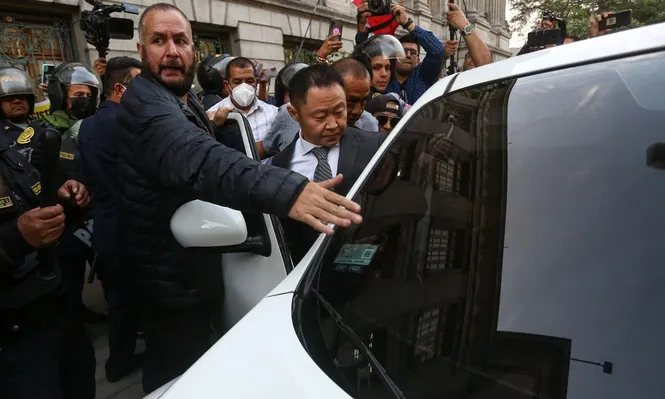 Kenji Fujimori, excongresista de Perú e hijo del expresidente Alberto Fujimori, abandona la cámara especial criminal de la Suprema Corte en Lima